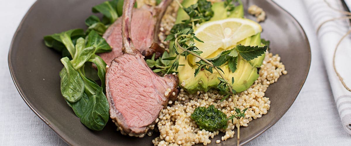 Lammkronen mit Quinoa Avocado Minze Salat Lammkronen mit Quinoa Avocado Minze Salat
